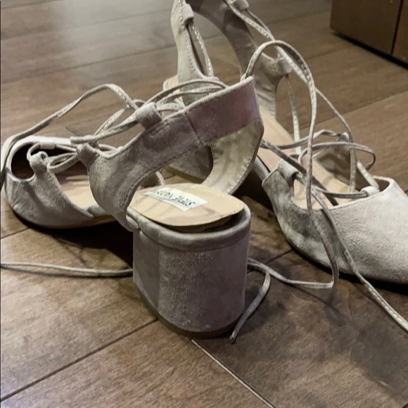 Steve Maden lace heels - Picture 2 of 4